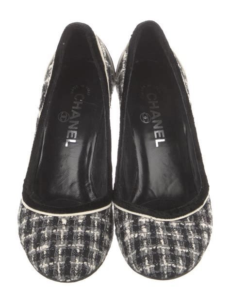 chanel tweed pumps